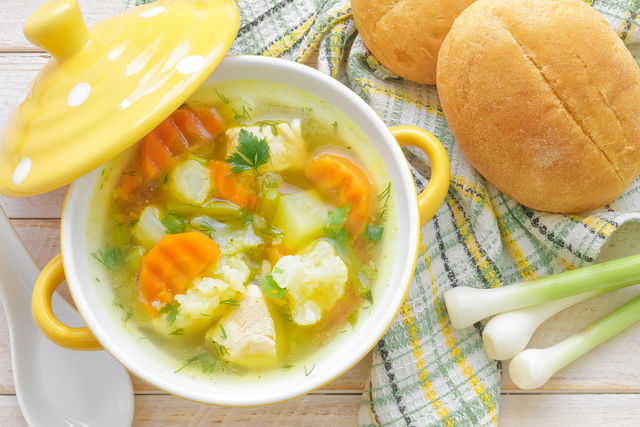 Эта диетическая, но сытная вариация супа вполне может пополнить ваше меню семейных обедов