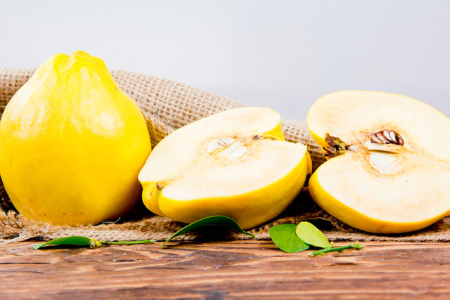 Pokud vyrábíte víno z kyselejší japonské kdoule, je nejlepší šťávu zředit vodou nebo jablečnou šťávou.