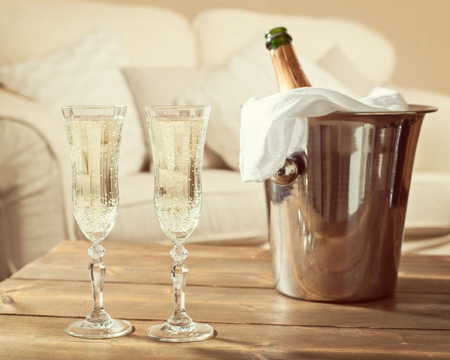 Шампанское в качестве аперитива — приемлемый вариант, который порадует ваших гостей