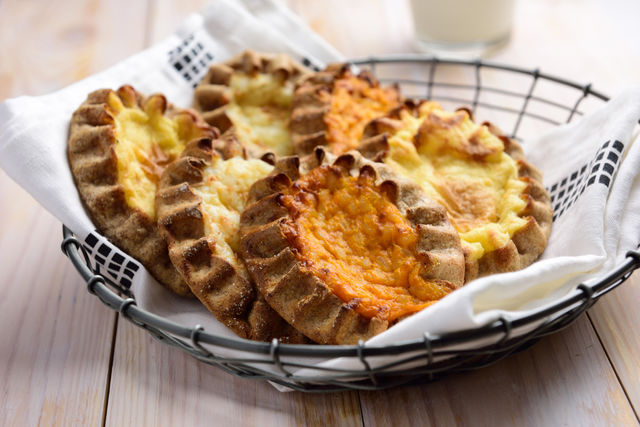 Подайте картофельные калитки из ржаной муки на закуску — ваши гости будут приятно удивлены