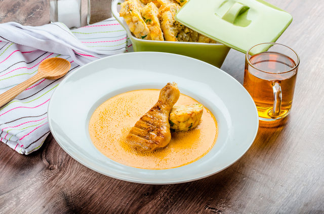 Пикантная тушенная в пиве курица особенно понравится мужской части гостей Пикантная тушенная в пиве курица особенно понравится мужской части гостей