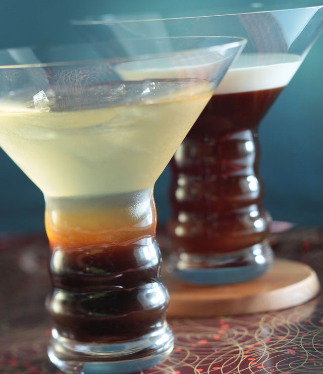 В некоторых версиях рецепта коктейля «Белый русский» можно встретить ром или виски, а вместо сливок — ликер Бейлис