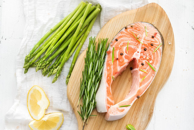 Правильный гарнир для лосося — отварная спаржа или свежие овощи