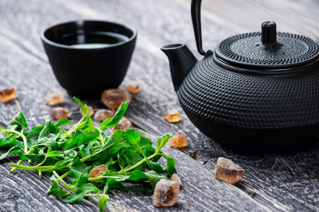 Мятный чай снижает кислотность желудка, улучшает аппетит