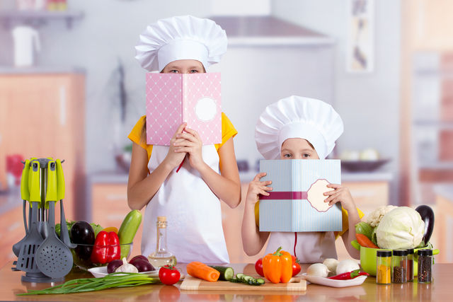 Пусть ребенок помогает готовить вам обед и выполняет элементарные поручения