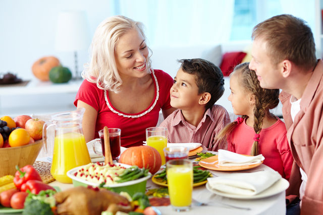 Если ребенок увидит довольные лица родных, нахваливающих еду, он и сам охотно возьмется за ложку