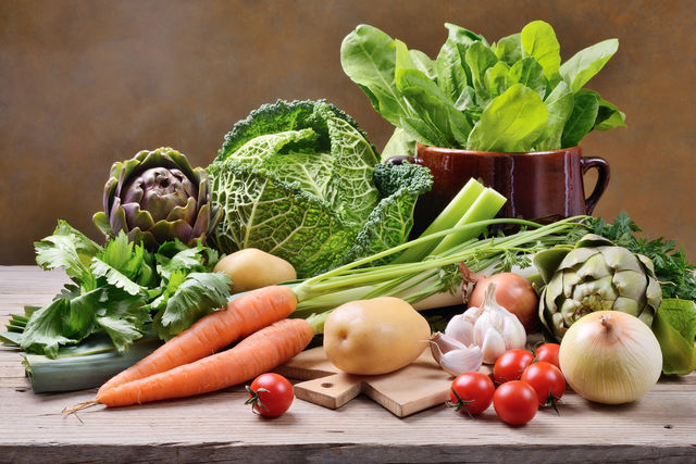 Включите в рацион все имеющиеся сезонные овощи: морковь, капусту, свеклу, тыкву, редис, сельдерей