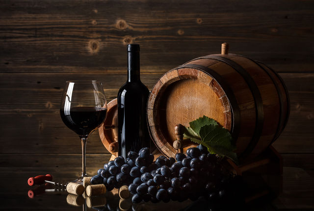 Делают «Лыхны» из темных сортов винограда «изабелла», который наделяет красное полусладкое вино бархатистым терпким вкусом