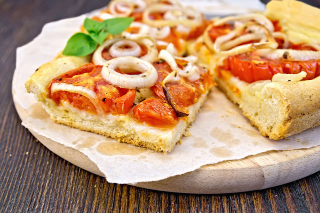Сочная томатно-луковая вариация удачно заменит любимую пиццу