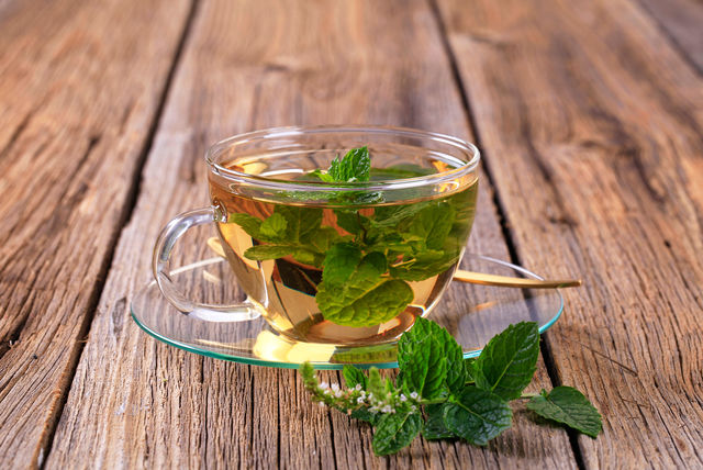 Привыкнуть к обычному рациону здорово помогают травяные чаи, настои из шиповника, сухофруктов и ягодные морсы