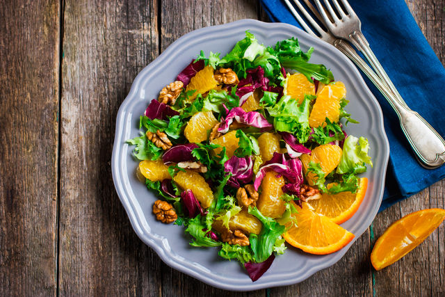 Для тех, кто любит необычные вкусовые сочетания, этот салат станет приятным открытием
