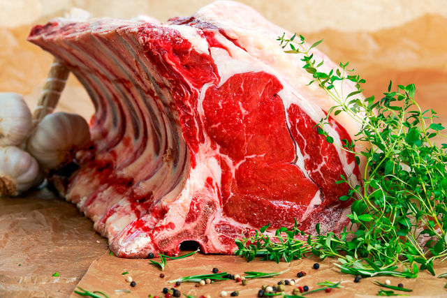 Хотя считается, что на барбекю лучше готовить свинину, поскольку она быстрее пропекается, баранина и говядина также очень вкусны
