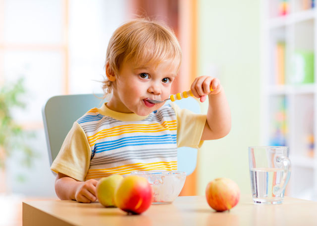 Твердые яблоки хорошо чистят зубы и стимулируют кровообращение в детских деснах