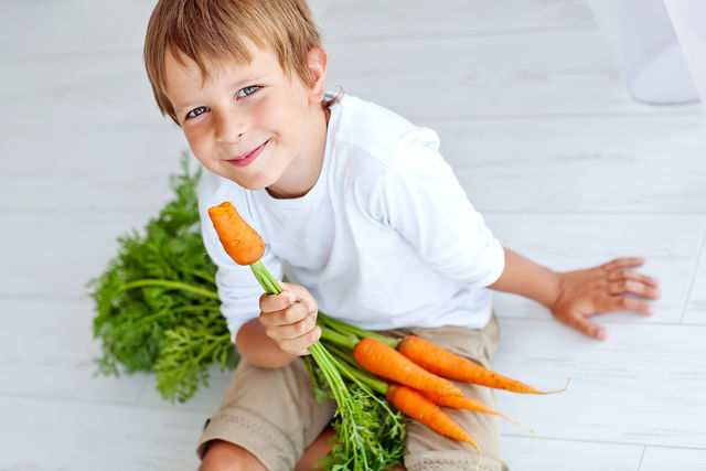 Морковь, свекла, капуста отлично массируют десны, очищают зубы от налета и стимулируют образование слюны, тем самым вымывая вредные бактерии