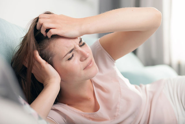 Тепловому удару сопутствуют внезапно накатившая слабость, пульсирующая головная боль и головокружение
