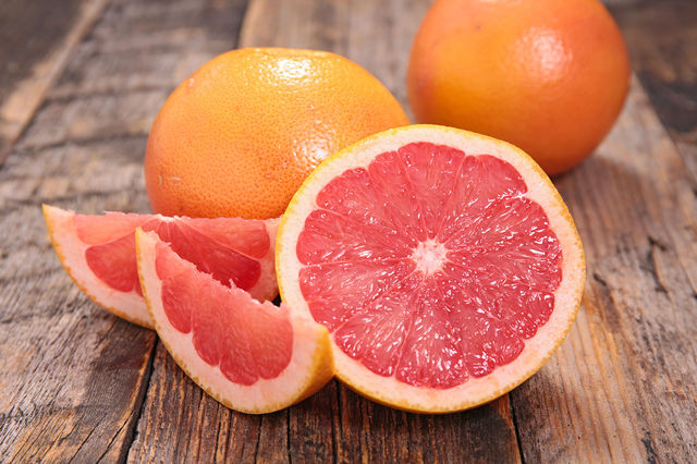 Грейпфрут содержит едва ли не половину суточной нормы витамина C