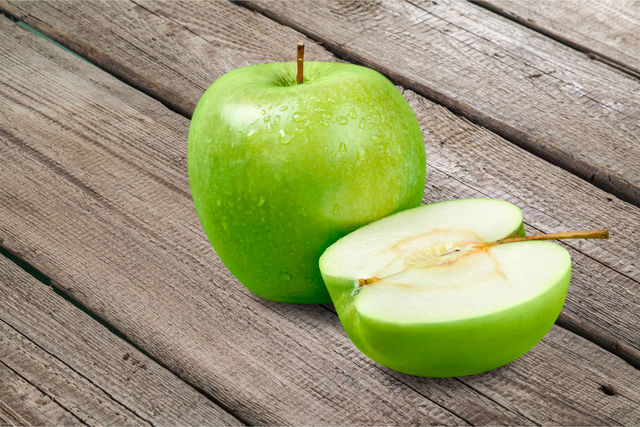 Яблоки очищают организм от шлаков и токсинов, нормализуют уровень холестерина и в целом улучшают состояние пищеварительного тракта