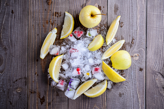 Перед замораживанием фрукты можно сбрызнуть лимонным соком для сохранения цвета