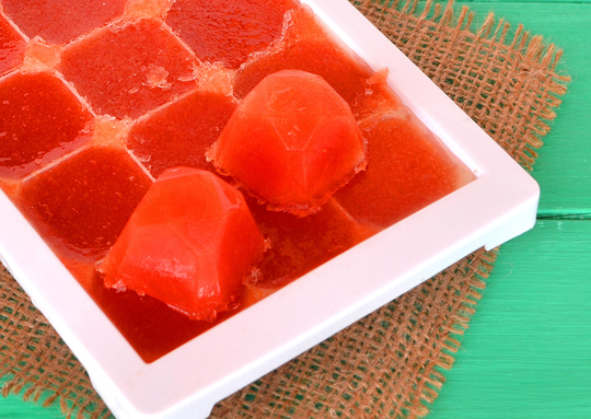 Остывшую томатную массу разлейте по силиконовым формочкам для маффинов или льда и заморозьте