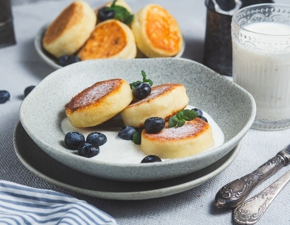 сырники растекаются. как размельчить творог. сырники получились жидкие. сырники из домашнего творога растекаются. краковский сырник.