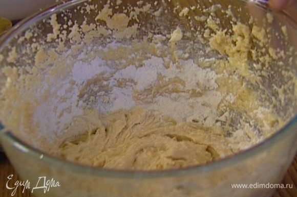 Приготовить тесто: взбить 180 г предварительно размягченного сливочного масла и 200 г сахара, добавить 2 яйца, ванильный экстракт, 2 ст. ложки муки и ликер, все перемешать.