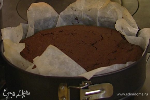 Застелить большую форму бумагой для выпечки, смазанной сливочным маслом, выложить тесто и выпекать в разогретой духовке около 50-60 минут.