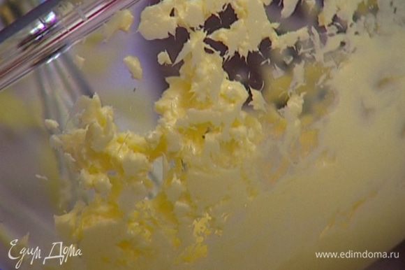 Миксером взбить оставшиеся 350 г размягченного сливочного масла.