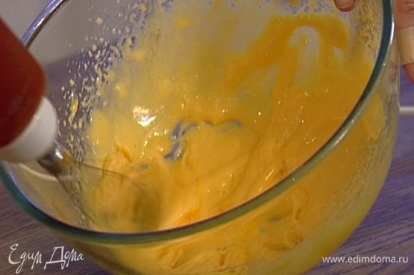 Желтки тоже слегка взбить.