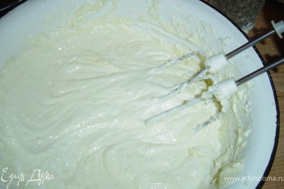 Молоко выливаем в кастрюлю и ставим на плиту, на средний огонь и постоянно помешивая, добавляем соль и сахар, доводим до кипения. Сразу после закипания добавляем кефир и перемешиваем, пока масса не свернется. Эту массу откидываем на марлю, затем подвешиваем на марле над раковиной на 15 минут и даем стечь сыворотке. Яйцо и немного лимонной кислоты хорошо взбиваем. К взбитому яйцу добавляем получившийся творог и еще раз взбиваем до получения однородной пышной массы. Вот и готов сыр! Приятного аппетита!!! PS. На фото показан процесс приготовления...
