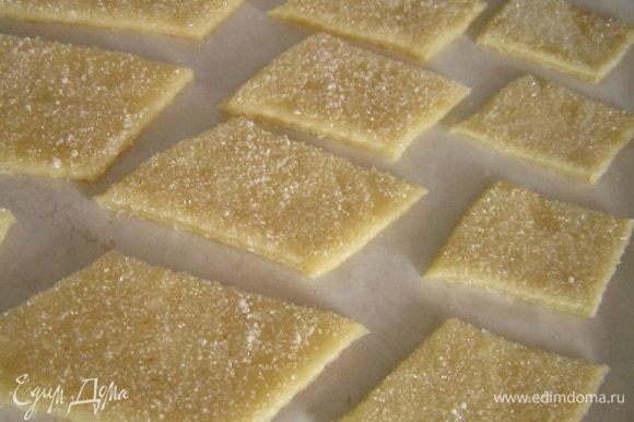 Для сладкого печенья можно просто обмакнуть в сахар каждую фигурку с одной стороны. Дополнительно можно украсить сухофруктами. Еще можно растолочь орехи с сахаром и также обмакивать каждое печенье с одной стороны в ореховую смесь.