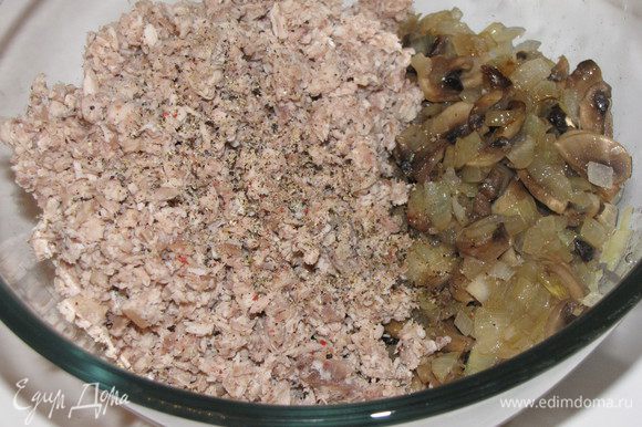 Отварное мясо пропустить через мясорубку или блендер, смешать с обжаренными грибами с луком.