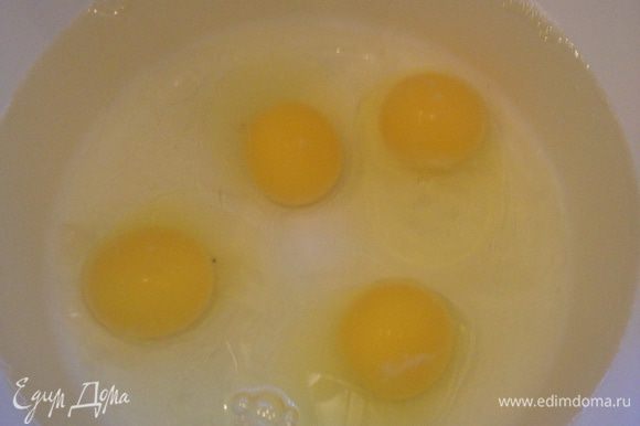 В воду добавить яйца...