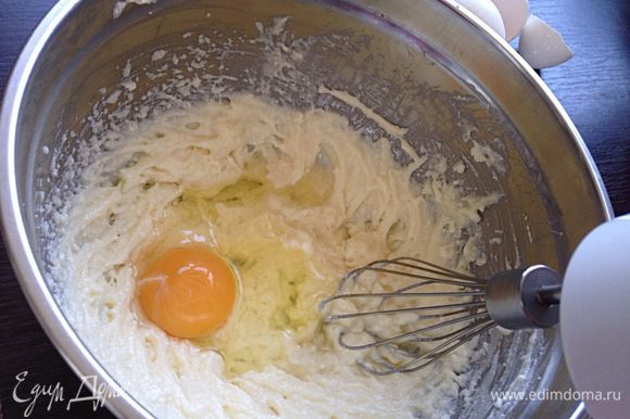 Творог,яйцо,сахар и соль смешать при помощи блендера до однородной массы.