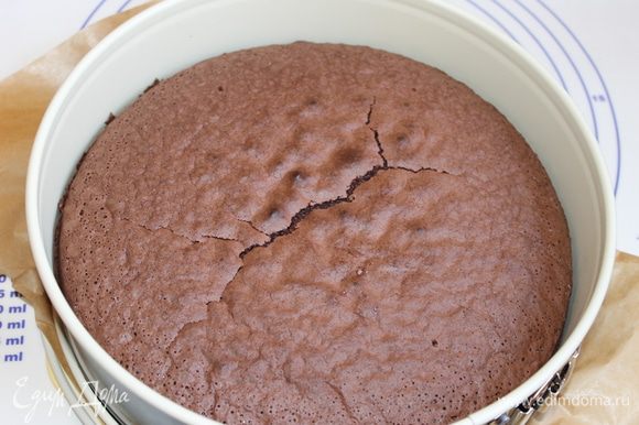 Em seguida, faça um bolo escuro, mesmo assim, tome apenas 1 pudim de baunilha e 2 pudins escuros.  Deixe esfriar e corte cada em 2 partes.