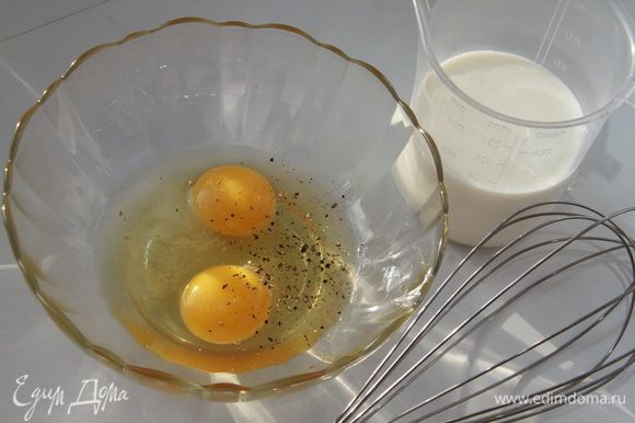 Ovos para combinar com leite, adicione noz-moscada.
