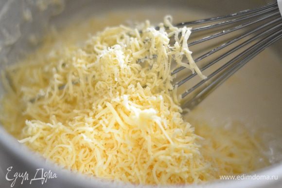 Добавить тертый сыр,растительное масло,перемешать. Если тесто показалась Вам густоватым, добавьте немного кипяченой воды или теплого молока.