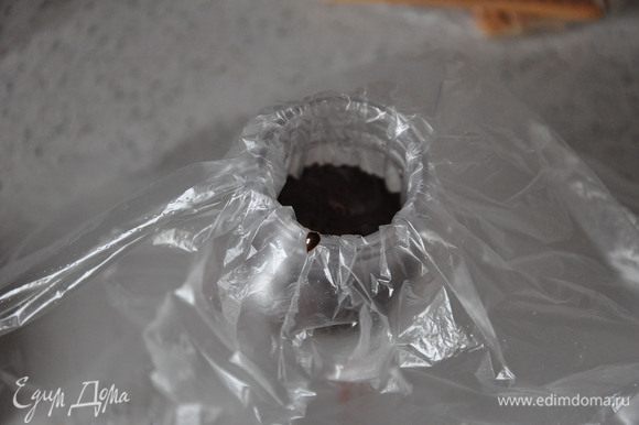 Растопить горький шоколад. Когда станет теплым, то можно рисовать узоры. Если нет хорошего кондитерского шприца, воспользуйтесь обычным пакетом. Залейте в него шоколад и отрежьте маленький уголок перед нанесением узоров.