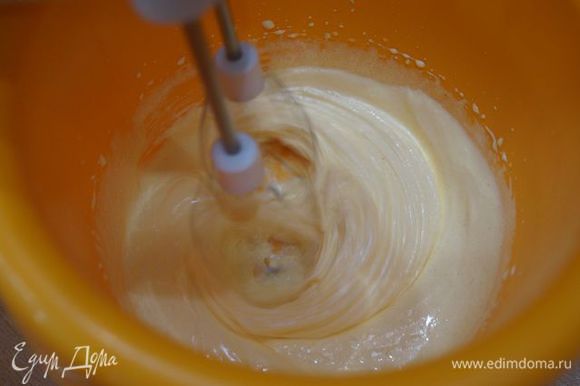 Желтки взбиваем с 45 г сахара, добавляем ликер (Адвокат, Бейлиз) или ванильный экстракт.