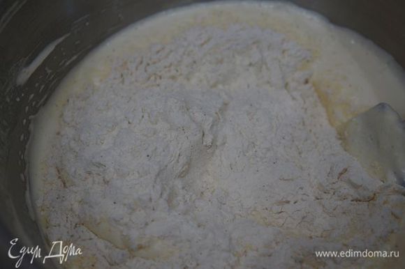 Просеиваем сухую смесь в белки, аккуратно перемешиваем.