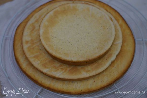 Выпекать бисквиты одновременно, около 20 минут, остудить. Повторить процедуру с остальными ингредиентами для теста. Должно получится 3 больших, 3 средних и 3 маленьких коржа.