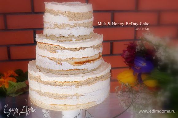 Тортовое кольцо у меня одно, я просто его снимала с большего бисквита и использовала для последующего, меньшего, бисквита. Приятного аппетита!