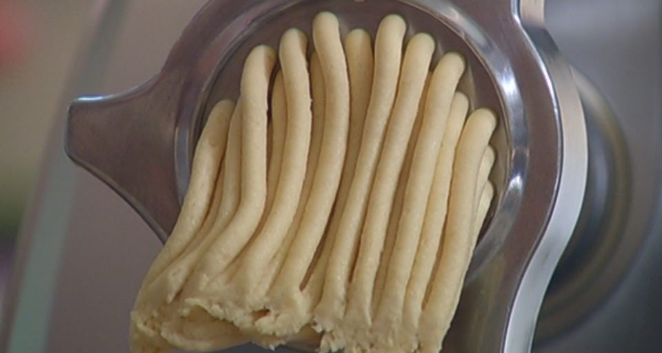 Кукуруза через мясорубку для рыбалки. Песочное тесто через мясорубку для печенья. Печенье на мясорубке. Тесто через мясорубку. Печенье через мясорубку.