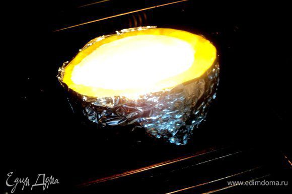 Asse no forno a uma temperatura de 170 graus e 1,5 horas.  Coloque um recipiente de água na parte inferior do forno.  O cheesecake acabado deve ser deixado no forno fora durante 1 hora, depois arrefecido até à temperatura ambiente e mantido na geladeira por 4 horas (de preferência à esquerda durante a noite).