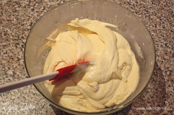 Misture 150 g de manteiga, 100 g de açúcar e limão com um misturador elétrico.  Um a um entra na mistura de ovos, alternando cada um com 1 colher de sopa.  farinha.