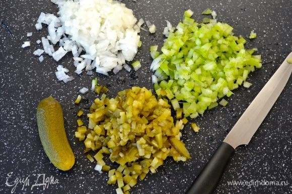 Теперь для салатной заправки очень мелко нарезать небольшую луковицу, стебель сельдерея и огурчики.