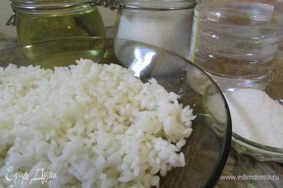 Рис отварить до полуготовности. Подготовить соль, сахар, столовый уксус.