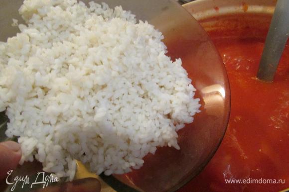 Затем добавить рис, сахар и столовый уксус. Варить еще 20 минут, помешивая.