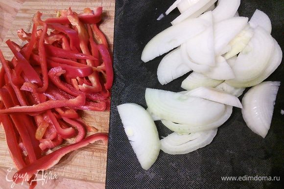 Рыбу нарезать на порционные кусочки. Лук нарезать полукольцами, перец очистить от семян, нарезать тонкими ломтиками.