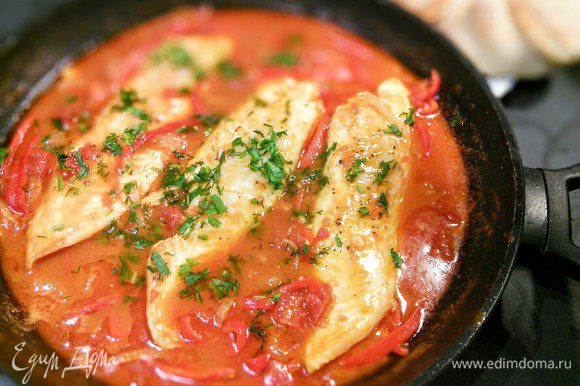 Посыпать рубленной зеленью, накрыть крышкой и убрать с огня. Дать блюду настояться и отдохнуть минут 10-15.