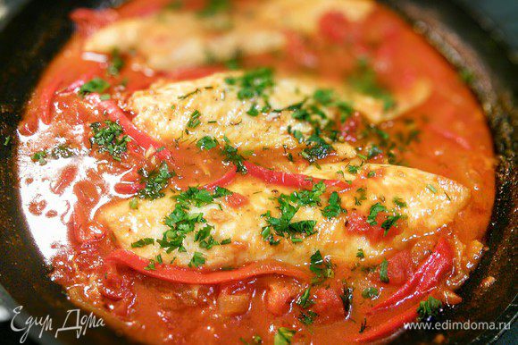 Откройте крышку и вдохните волшебный запах! Чувствуете!? А теперь начинайте не спеша поглощать эту пряную и острую мечту гурмана. Лучше всего - непосредственно со сковородки, вымакивая соус и подхватывая кусочки рыбы, свежим хлебом. Приятного аппетита!